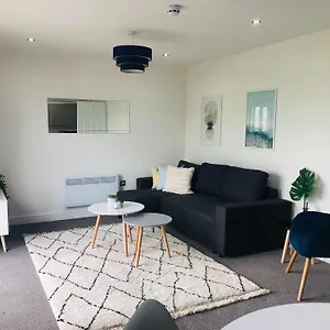 1 And 2 Bedroom Shield House Centre Apartment